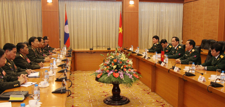 ຮອງຫົວໜ້າກົມໃຫຍ່ການເມືອງກອງທັບປະຊາຊົນລາວຢ້ຽມຢາມຫວຽດນາມ